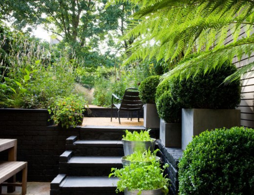 Black and green garden // Jardín terraza en negro y verde // casahaus.net