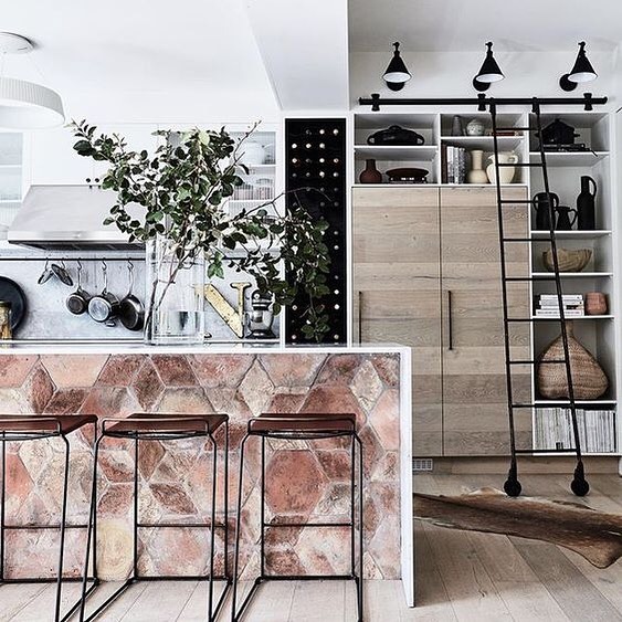 Amor a primera vista ? Sólo pasaba por aquí para contarles que me enamoré de esta barra con piso de barro (y no, no es trabalenguas ?). ¡Quiero hacer una justo así!!! ?¿Alguien se apunta? ?⁠⠀.⁠⠀Hermoso diseño de @busattiaustralia, fotografía de @mareehomer.photography para @houseandgarden.⁠⠀.⁠⠀I fell in love with this terracota bar. ? Isn't it gorgeous? Lovely design by @busattiaustralia, photo by @mareehomer.photography for @houseandgarden.⁠⠀