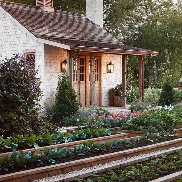 Garden goals by @joannagaines ?✨ Este fin de semana tomé el primer paso hacia mi sueño de convertir nuestra terraza en un espacio único y especial: ¡tomé mi primera clase de huertos urbanos!!! ? No les puedo terminar de explicar lo emocionada que estoy, pero también nerviosa, tengo tantas expectativas y quiero tantas cosas para este espacio!!! ? Por lo pronto, aquí una probadita a un huerto que me inspira y me motiva: el de @joannagaines. ¿Verdad que es un sueño?.Por cierto, de repente se me antoja compartirles mis “avances” al respecto, pero voy tan lento y es tan poco “glamoroso” que no sé si les llame la atención... ¿ustedes qué dicen? ¿Es algo que les interesaría? ?