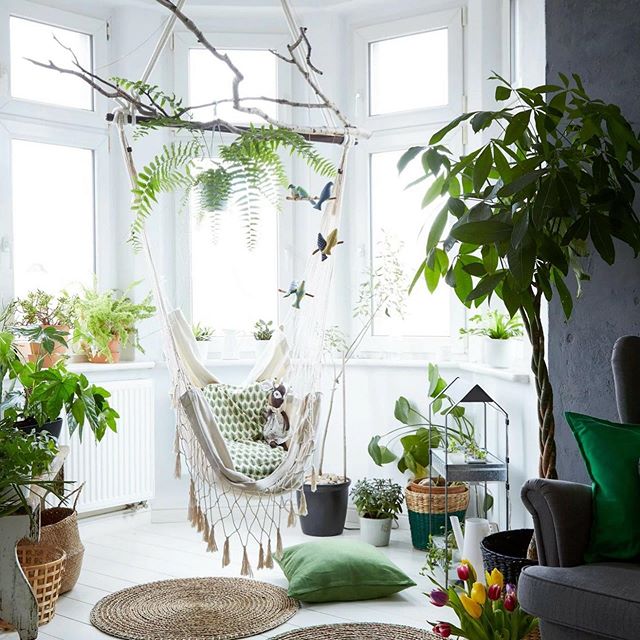 ? El rinconcito perfecto ???⁠⠀.⁠⠀Por cierto, últimamente tengo una fijación con el macramé y los telares... tanto así que acabo de comprarme muchos hilos y estambres y empecé a hacer nudos... ¡estoy feliz! Así que espero un día pronto estarme haciendo un columpio tan lindo como éste ☺️ Preciosa foto del catálogo de @ikea⁠
