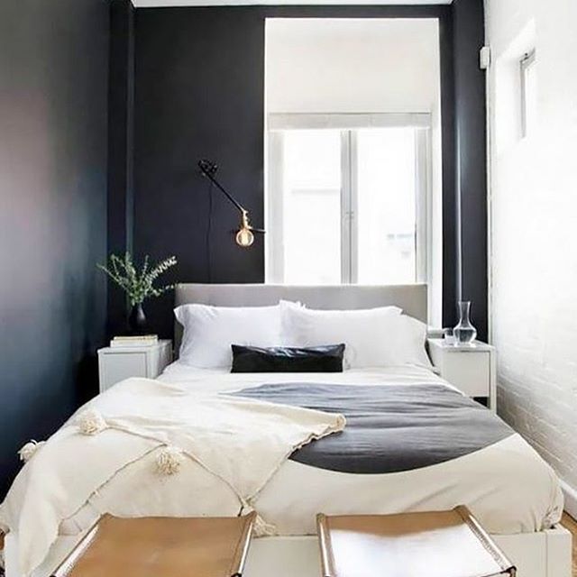 Cuando tu recámara es apenas más grande que tu cama, pero aún así logras que esté llena de estilo ??? Por cierto, blanco y negro... qué combinación tan maravillosa, ¿verdad? Amo la profundidad que le dan a este espacio. Muy parecido al efecto del baño que les compartí en mis Stories ayer... ¿lo vieron?⁠⠀.⁠⠀Preciosa foto de @talirothdesigns⁠⠀.When your bedroom is barely larger than your bed ? and it still is amazing!!! Great design by @talirothdesigns ??