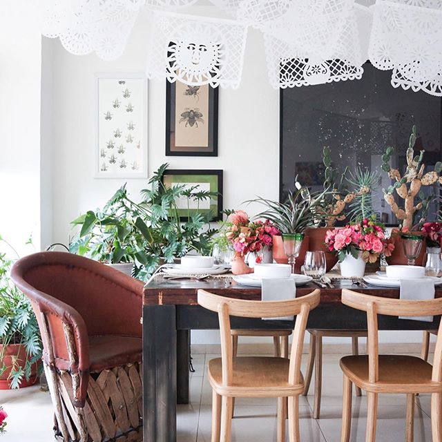 ¡Feliz viernes!!! ?? ¿Cómo les pinta el puente? ¿Salen o se quedan?⁠ ?.⁠⠀Equipal: @defranca_mx⁠⠀Vajilla: @trinitate_showroom⁠⠀Flores: @kwdifloral⁠⠀Plantas y macetas: @ahuehuete_plantshop ?⁠⠀Diseño y montaje: @casahaus .⁠⠀Happy Friday!!!! ?? It's Independence Weekend here, and I'm so excited to have three days to be with family and friends! Here's one of my favorite shots from our Modern Mexican Tablescape. I love how the equipale chair looks against the rustic table, and how it complements the space as a whole. ? How do you like it?⁠