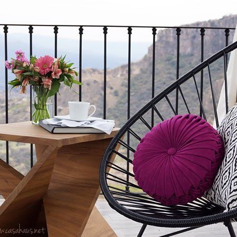 ❥? ¡Feliz domingo!! ?❥ Recordando esta terracita que diseñé hace poco para #haciendalomajim y que me caería tan bien en estos momentos!!!? Happy Sunday y'all! ? Longing for some jacuzzi time in this bohemian terrace I styled for #HaciendaLomajim a few months ago...#casahausdesign #sundayvibes