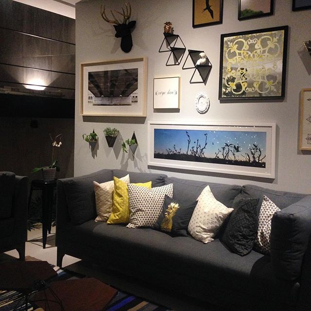 Disfrutando de una "noche de chicas" después de un largo día corriendo por la ciudad... por cierto, este rincón en casa de mi amiga me tiene ? ¿Verdad que es increíble?Swooning over this gallery wall at my friend's home in our "ladies night"... isn't it gorgeous? ??#livingroom #houseenvy #homedeco