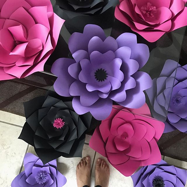 Feliz sábado!! ?? Haciendo una breve pausa para enseñarles algo de lo mucho que he estado haciendo por acá y que me ha mantenido alejada de las redes... espero pronto enseñarles todo!!! ??Happy Saturday!!! Pausing a bit to show you what I've been doing this week, hoping to show you more soon!! ??#paperflowers #bloggerslife #??
