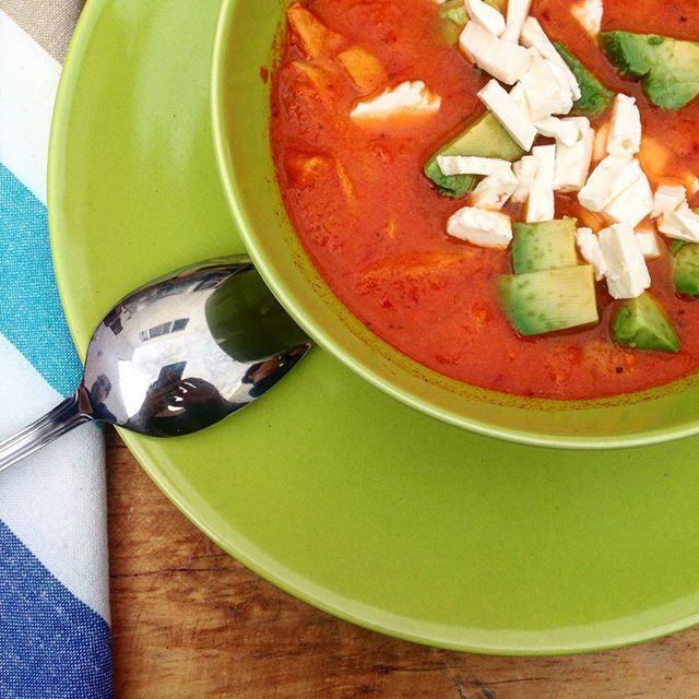 Disfrutando de buenos amigos, comida deliciosa y esta maravillosa sopa de tortilla que hicimos siguiendo la receta de @thesweetmolcajete para una producción de fotos muy especial ? #másdíasasí #sabadofelizEnjoying a happy Saturday with lovely friends and delicious food, like this tortilla soup made following @thesweetmolcajete's recipe. All for the sake of a photo shoot ?? #moredayslikethis #onmytabletoday #foodporn #foodie #mexicanfood #mexicoinmypocket
