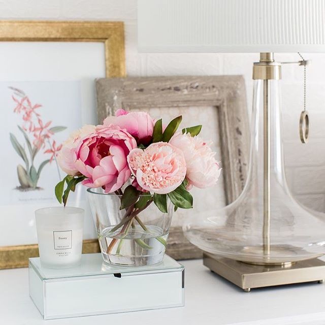 Buenos días!! ? Me encanta el toque que dan las flores a cualquier espacio... si tan sólo acá en México encontráramos las peonias... llenaría la casa con ellas, como lo hizo @mscraftberrybush en este rinconcito divino! ? Feliz viernes!!! P.D. ¿Cuál es tu flor favorita?Good morning!! I love fresh flowers, but peonies are something else! If only we could find them in Mexico... I'd fill my house with them, like @mscraftberrybush did in this lovely vignette ? Happy Friday!!! P.S. Which is your favorite flower?#fridaymorning #flowers #bloom #peonies