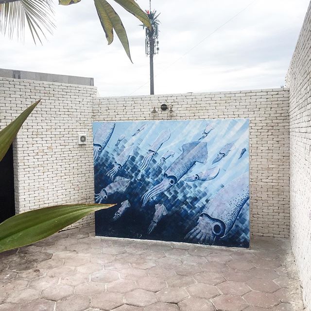 Enamorada de este mural y paredes de ladrillo blanco... aunque aquí entre nos, a ese patio lo llenaría yo de plantas, muchas plantas, muajajajaja!! ? A poco no se verían divinas unas bugambilias, cactus y suculentas? ?? ¡Feliz sábado!! ?I love this sea mural surrounded by the white brick walls. Although I must say, I would fill that patio with plants. Lots of them!!! ? Especially some succulents and bouganvilleas!! ?? Happy Saturday!! ?#whitebrickwall #mural #muralart #deepblue #outdoors #outdoorart