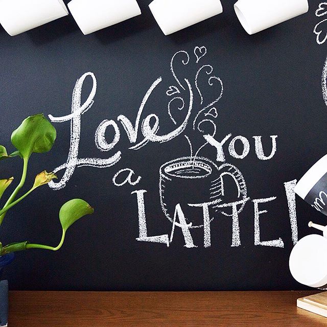 Porque los muros pizarrón siempre son una buena idea ?☕️? Bonito día!! ? (Este letrerito coqueto lo hice para el coffee bar de unos clientes, si quieren checarlo les dejé el link en mi perfil, o pueden encontrarlo buscando "coffee bar" en el blog ?)Because a chalkboard wall is always a great idea ?☕️? Happy Tuesday!!! ? (I made this coffee bar for some clients, if you want to check it out, I've left the link in my profile, or you can find it searching for "coffee bar" on the blog ?).#casahausdesign #chalkboardartist #chalkboardart #chalkboard #blackboard