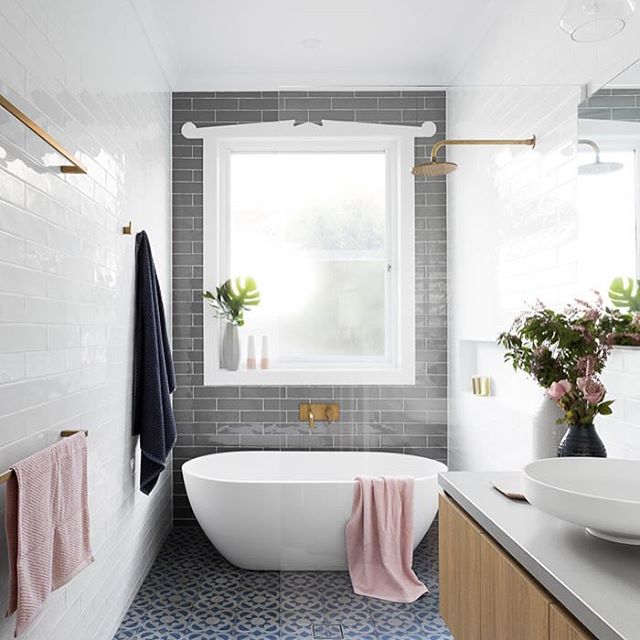 Feliz jueves!! ? Hoy en el blog, un baño lindo, lo que le sigue... Es puro suspiro!!!! Más fotos de este proyecto por @gia_renovations en ??casahaus.net o en la liga del perfil ?Happy Thursday!! ? On the blog today. the most gorgeous bathroom you ever did see, sooooo inspiring!!!!! More pics of this amazing project by @gia_renovations on today's post (link in profile ?).#bathroomdesign #gorgeousbathroom