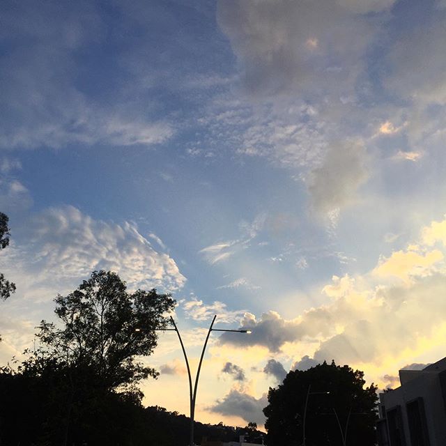 Cielos así ? Sunset in the cityCerrando este dominguito de cielos bellos preparando un post para mañana, después de más de un mes sin escribir! ?? Y a ustedes, ¿cómo los trató el fin de semana?#sunsetinthecity #atardeceresporelmundo #siempreelmismonuncaigual #sunset #sky #sundaymood #sundaysky #guadalajara