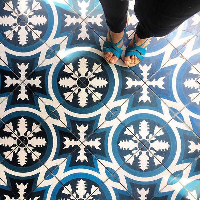 Pisos para suspirar ? ¡Feliz martes!!I must certainly have a thing with floors ? Happy Tuesday!!#ihavethisthingwithfloors #happyfloor #fromwhereistand #cementtile #concretetile #mexicantile #mosaico