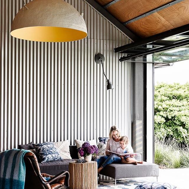 Hoy en el blog, arrancamos la semana con una hermosa casita estilo industrial llena de buenas ideas para decorar con materiales sencillos y originales, donde todo es ??? Descubre más en ??casahaus.net ?Touring the gorgeous, industrial @theshedgerroa on the blog today! This amazing holiday home has a beautiful industrial style and it's filled with great and creative ideas! Link in profile ?? @mareehomer.photography for @houseandgarden#livingroom #interiorinspo #industrialdesign #interior #interiør #decor #homedecor #decoidea