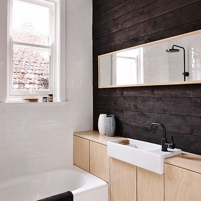Hoy en el blog, la hermosa casa de @mr.frag, llena de maravillosas ideas para aprovechar los espacios pequeños y darles todo el look nórdico que tanto nos gusta... su baño es definitivamente uno de mis espacios favoritos!! ? Todo en ??www.casahaus.net??Sharing the gorgeous home do @mr.frag on the blog today, filled with great ideas to create a cozy, #Nordic home, even in the tiniest spaces. The bathroom is definitely one of my favorites ever!! ?#casahaus #tinybathroom #nordicdeco