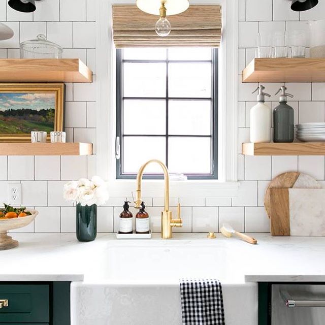 Buenos días! ??Hoy en el blog, a puro suspiro con esta casita pequeñitita pero GRANDE en estilo, diseñada por @studiomcgee ?? ¡Inspiración total!!! Todo en ?? casahaus.net o en el link del perfil ?Good morning! ?? Sharing this gorgeous tiny home with HUGE style on the blog today! ?? Designed by @studiomcgee, it's pure inspiration all the way!!!! ? Link in profile ? ? @calliehobbsphotography#kitcheninspo #cocinas #interiorinspo