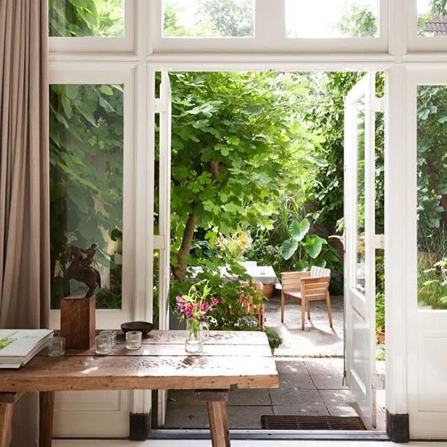 Feliz martes, ¿cómo están? ? Yo de regreso a casa, trabajando de lleno en mis proyectos y soñando con este patio hermoso de @vtwonen... qué fortuna tener un espacio así, no creen???? ???Hi, happy Tuesday!! ? How are you guys? I'm back to reality working on all of my projects, and daydreaming about this beautiful courtyard from @vtwonen... so dreamy, right? ??#courtyards #windows #archilovers