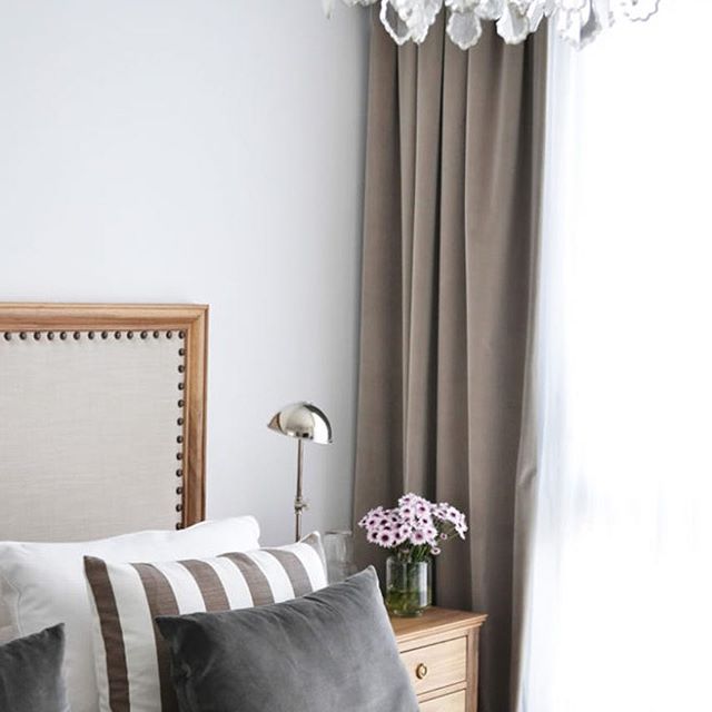 ¡Buenos días! ❥ Soñando despierta con la preciosa recámara de nuestro último post, diseñada por @dulcecattaneo... ¡Qué ganas de amanecer ahí!!!! ❥ Todas las fotos hoy en ❥www.casahaus.net❥Good morning! ❥ Daydreaming with this gorgeous bedroom in our latest post. Designed by @dulcecattaneo, I sure wish I was there, right now! More pics and stunning rooms on ❥www.casahaus.net❥#haustours #dreamybedroom #casahaus