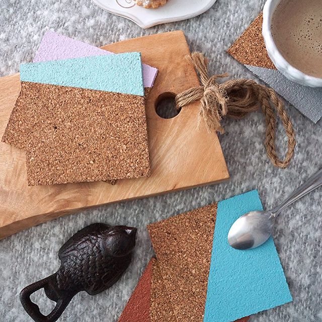 Hoy en el blog, una probadita del diy que preparé con mucho cariño para @thesweetmolcajete hoy que estoy de invitada en su blog: portavasos de corcho lindos y facilitos. El paso a paso en www.thesweetmolcajete.com ?Sharing a little sneek peek of these #diy cork coasters I made for today's guest post on @thesweetmolcajete. Super cute, super easy ?#mesahaus #casahausdiy #color #spring