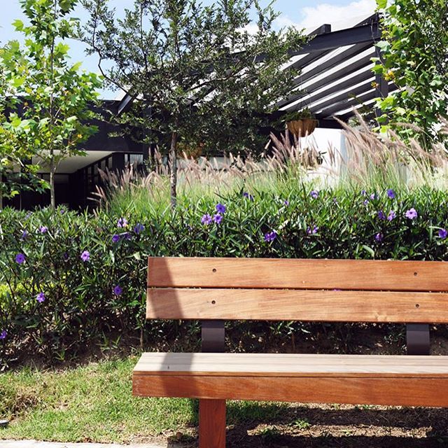 Con la instalación de esta mañana se me había pasado contarles que ya está en el blog la última parte del #haustour del mes, y ahora les comparto los hermosos jardines de  @lifepatria. Un proyecto súper inspirador para todos los amantes del paisajismo ? Todo en ??www.casahaus.net??With today's installment, I forgot to tell you the last part of this month's Haus Tour is up in the blog!!! This time, I show you around the modern landscape, and it's beautiful!!!! ?#casahaustour #gardendesign