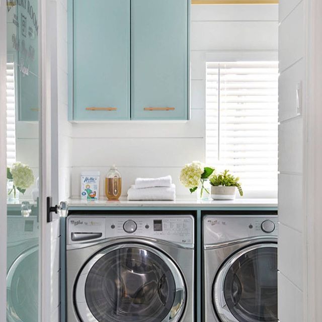 Buenos días!!! ? Hoy en el blog, estamos a puro suspiro con el cuarto de lavado celeste de @csodapop ? Precioso y funcional, es inspiración total!!!!! Todas las fotos en ??casahaus.net ?Good morning! ? Sharing the most beautiful laundry room ever on the blog today! Designed by @csodapop , it's pure inspiration all the way!!! (Link in profile ?). ? @stephanibuchmanphoto #laundryroom #interiordesign #blueporn