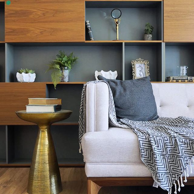 Buenos días!!! ? Hoy en el blog, vuelven los #CasaHausTours con este hermoso departamento súper acogedor que fotografié hace poco!!!! Por cierto, ¿vieron ya qué lindo mueble ese que está detrás del sofá? Me tiene toda ??? Esto y más hoy en ?casahaus.net ??Good morning!! ? Touring a gorgeous and cozy apartment I had the chance to photograph recently, on the blog today! Stylish and welcoming, it's super inspiring and it's on today's post! (Link in profile ?)#casahausphoto #livingroom #interiorinspo