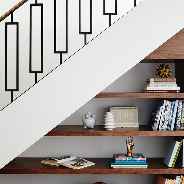 Feliz lunes!! ?? Hoy en el blog, 10 ideas increíbles para sacarle el máximo provecho a ese hueco raro debajo de las escaleras. Desde ideas meramente decorativas hasta opciones de almacenaje, ¡es pura inspiración llena de estilo!!! Todo en ??casahaus.net?? ? On the blog today, my top 10 ideas to use the space under the stairs. Gorgeous and stylish inspiration you don't want to miss!!! (Link in profile ?). ? ? @nicole_franzen #casahaus #understairs #underthestairs
