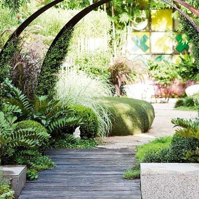 Inspirada hoy con este hermoso jardín que encontré en @insideoutmag... me encanta la idea de los arcos con plantas trepadoras, si tan solo mi jardín fuera un poquito (o muchito) más grande!! ?? Feliz sábado!! ?So loving this garden I found on @insideoutmag, those arches are so lovely!!!! If only my garden was a bit (a lot) larger!!! ?? Happy Saturday!! ?#landscaping #gardendesign #saturdayvibes
