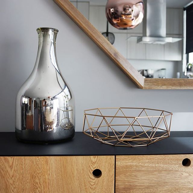 Detalles ✨  Tonos metálicos en contraste con la calidez de la madera y el negro intenso, en nuestro último proyecto... me gusta tanto, y a ustedes? ? Bonito día!!!Details ? Loving the contrast of metal against the wood and the dark, matte black, in my last project. So sleek and contemporary ✨ Have a happy one! #casahausdesign #casahausphoto #diningroom......#hygge #decorcrushing #apartmenttherapy #bhghome #abmathome #housebeautiful #designsponge #lonnymag #myhomecrush #designworthy #rueathome #sofomino