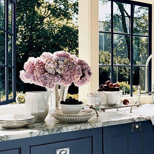 ¡Buenos días! ?? Últimamente ando con una fijación a los tonos azules, especialmente los oscuros... me parecen tan lindos y sofisticados! Y si además vienen acompañado con mármol y unas hortensias así de lindas, es puro suspirar!!! ? Y a ustedes, ¿qué tonos les mueven más? ¿Les pasa como a mí, que es por temporadas? Hermosa ? de @ralphlaurenhomeHi y'all! ?? I've bien craving for blue lately, I'm especially in love with the navy tones... I find them so gorgeous and elegant! Of course, pairing them with marble and adding hydrangeas makes it pure eye candy!!!! ? What are your favorite colors? Gorgeous space by @ralphlaurenhome#interiordesign #navyblue #interiors #morning