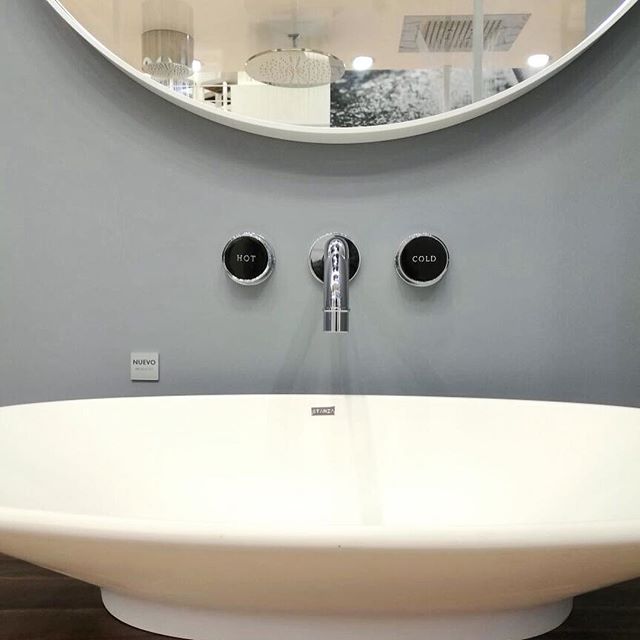 Detalles que inspiran ? Me encanta la belleza atemporal de las líneas simples, especialmente al diseñar un baño, así logramos que se mantenga en tendencia durante muchos años! (Enamorada de "Savoir" la más nueva colección de @stanzainteriorismo, vista en @expocihac. ?? Por cierto, si están en la Ciudad de México aprovechen hoy y mañana para ir!!!!)In love with @stanzainteriorismo's newest collection, "Savoir". So inspiring!!! ?