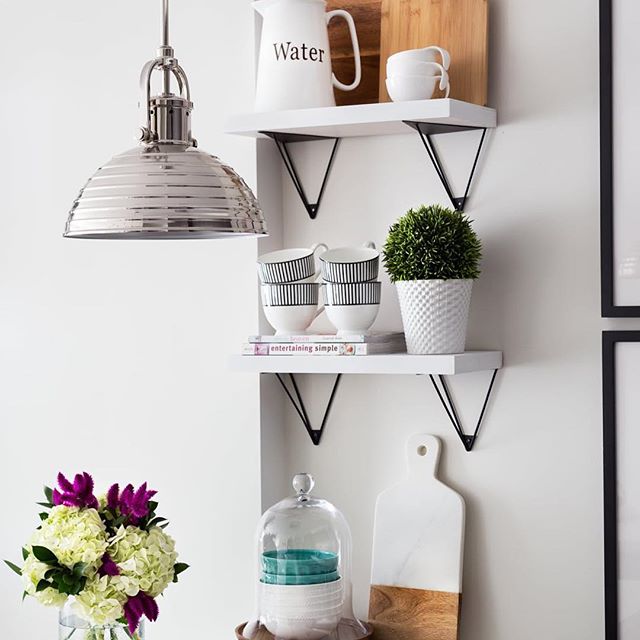 ¿Tienes una cocina pequeña? Hoy en el blog, las 13 cocinas más chiquitas y lindas del mundo, llenas de inspiración y buenas ideas para quienes vivimos en espacios pequeños. Como esta hermosura de @natashakdesignmtl, con sus repisitas tan divinas. ? Todo en ??www.casahaus.net??On the blog today, 13 gorgeous yet tiny kitchens, filled with great ideas and inspiration. Like this very cute one, from @natashakdesignmtl, I'm in love with those shelves!!! ?#interiordesign #casahaus