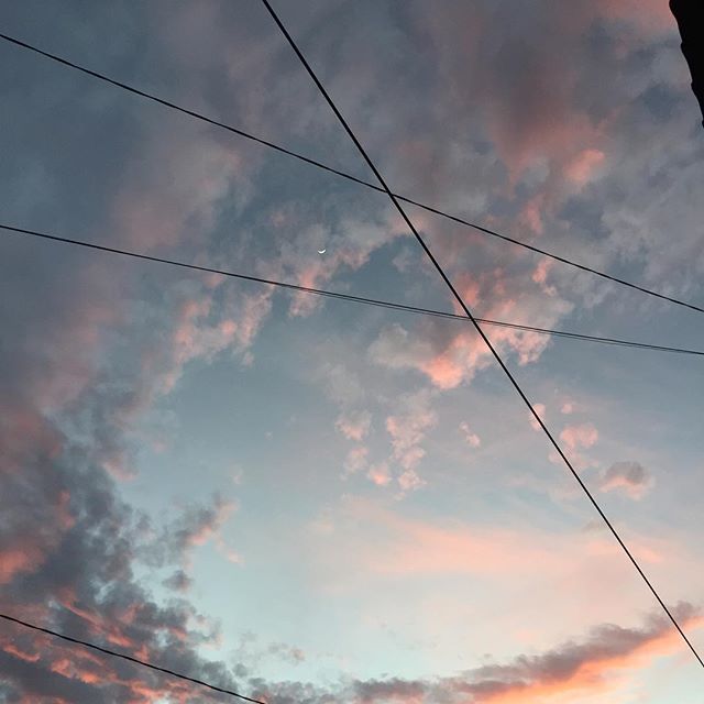 De lunas pequeñas que juegan a esconderse entre nubes de algodón de azúcar y cables traviesos que se empeñan en salir en la foto ??? (y me encanta igual ☺️).¡Espero hayan tenido un maravilloso fin de semana!!!! ?? #chuladadecielo #siempreelmismonuncaigualTiny moon is playing hide and seek behind cotton candy clouds and the city's cables, and I love it ???? Hope you had a wonderful weekend!!!#gorgeoussky #nofilternonothing #moonlove