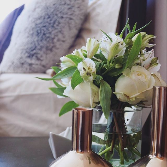 Buen día! ? Happy Thursday!......#micasahaus #home #onmytable #bedroom #flowers #bloom #flowerstagram #decor #myhome #deco #ABMathome #ABMhappylife #ABMlittlethings