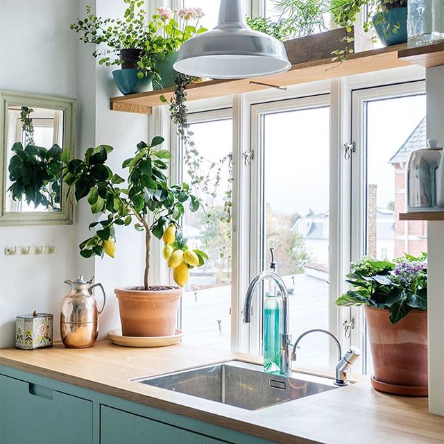 Hay rincones que te roban por siempre el corazón, y la cocina del post de hoy definitivamente es uno de ellos!!! ? Esta belleza y el resto del recorrido de este lindo departamento hoy en ?? casahaus.net (o el link del perfil ?)This kitchen from today's post stole my heart forever!!! ? See it all, as well as the rest of this lovely Danish home on the blog (link in profile ?).? @bobedredk#kitchenofmydreams #kitchenwindow #kitchen
