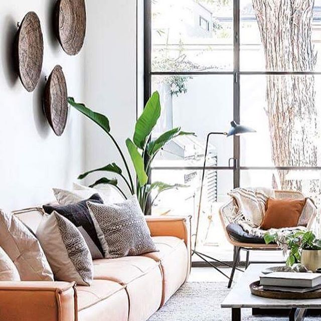 Inspiración para un martes feliz ?? Me fascina usar plantas al decorar, dan un toque súper alegre y lleno de vida a los espacios, ¿no creen? Como este par de plantas en esta preciosa sala tomada de mi revista favorita @insideoutmag ??Happy Tuesday! ?? I love decorating with plants, they add so much life to any space! Like these in this lovely living room featured in my favorite magazine @insideoutmag ??