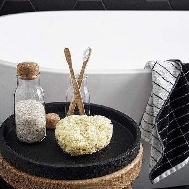 ¡Hola! ? Con la novedad de que hoy estoy como invitada en el blog de @urreamexico hablando de 10 ideas para renovar tu baño ? Llenito de inspiración y fotos hermosas (como ésta de @est_living), espero que lo disfruten y les sirva mucho, ya sea que quieran remodelar su baño por completo, o simplemente quieran alegrarlo con detalles sencillos ? ¡Me encantará que lo lean!! Les dejo el link en mi perfil ?Hi! ? I'm guest blogging today over at @urreamexico's website, talking about 10 great ideas to renovate your bathroom ? So whether you are about to undergo a total makeover, or are just looking to spice it up with little details, I'm hoping it will give you lots of inspiration! I'll love to read your thoughts! (Link is in my profile ?) ?@est_living  #bathroom #bathroomreno #interiordesign