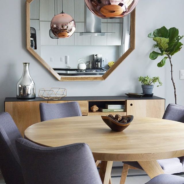 Los espejos son grandes aliados en la decoración, pues nos ayudan a rebotar luz y dar mucha amplitud a los espacios. ? A mí me fascina usarlos en los comedores, y más si colgamos una lámpara sobre la mesa, ¡nunca falla! ☺️ Hoy voy a pasar el día por toda la ciudad sacando pendientes, justo uno de ellos es un proyecto de comedor en el que estoy trabajando, y no pude evitar recordar éste del año pasado... Y a ustedes, ¿cómo les va pintando su día?I love using mirrors in small spaces, especially in dining rooms where a pendant hangs over the table!!! ? Today I’m working on another dining room and couldn’t help remembering this one I finished last year ? Happy day!!#casahausdesign #casahausphoto #comedor #diningroomdecor #homedeco #interior