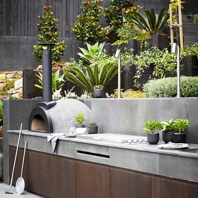 ¡Feliz viernes!!! ? Llega el fin de semana y hoy en el blog, el post perfecto para disfrutarlo: las barras de exterior más hermosas e increíbles que te puedas imaginar!!!! ? Cómo está belleza de @harrisonslandscaping, con asador empotrado y horno para pizzas!!!! ??? Todas las ideas e inspiración en ?? casahaus.net (link directo en mi perfil). ? Pasen y cuéntenme cuál es su favorito!!!!.Happy Friday!!! ? Welcoming the weekend by sharing the most amazing outdoor #bbqs on the blog today (like this beauty, by @harrisonslandscaping). Come on over, and drool with me ☺️ Link in profile ?.#outdoorbbq #dreamgarden #landscapedesign #landscapelover #jardinesbonitos