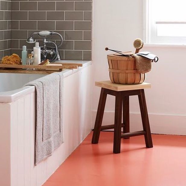 Ideas para diseñar tu baño con el color Pantone del año, ¡el tema de este mes en mi colaboración para el blog de @urreamexico! ?? Aquí una probadita para que  vayan saboreando, pero para más fotos, tips e inspiración, vayan al link del perfil, ¡les aseguro que no se arrepentirán!!! ? ¡Bonito día a todos!!!!!.Imágenes: 1. @real_simple 2. @jillian.harris 3 @dominomag 4. Showroom de @urreamexico .⠀A little sneek peek from my collaboration for @urreamexico's blog this month... Living Coral bathroom inspiration ?? It's filled with so many goodies, so if you're up for more gorgeous pics, and my tips for incorporating @Pantone's color of the year, click on the link in bio ?⠀.⠀#dreambathroom #bathroomgoals #casahaus #urrea #urreaesdiseño #espaciosqueinspiran #ideasdecoracion #interiorinspo #smmakelifebeautiful #apartmenttherapy #decoracion #tipsdedecoracion #diseñodeinteriores #tipsdecoracion #bañosmodernos #interiorismo #baño #mobiliario #arquitecturaydiseño #pantone #pantone2019 #coloroftheyear2019 #coloroftheyear #livingcoral #color #coy2019 #interior