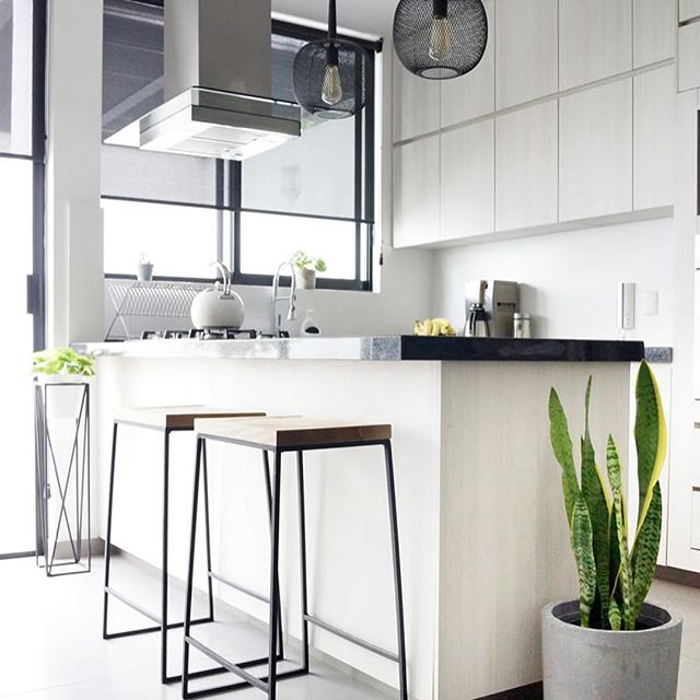 Qué diferencia hacen los pequeños detalles, ¿verdad? ✨¡Deslicen para ver el antes!! ?? Por cierto, si tienes poco espacio para almacer en tu cocina, una excelente idea es extender los gabinetes hasta el techo. Escoge un color claro, como aquí, para que no saturen tu cocina y pasen desapercibidos ? ¡Bonito día a todos!!!!!⠀.⠀The power of accesorizing ?✨ Swipe for the before! ?? It's lunchtime around here, and I'm feeling quite hungry... what did you have / are you having for lunch today?⠀.⠀#casahausdesign #casahaus #casahaustips #kitchengoals #dreamkitchen #howimonochrome #myglobalvibe #modernkitchen #kitchenmakeover #smmakelifebeautiful #cocina #cocinas #cocinamoderna #kitchenremodel #beforeandafter #antesydespues #espaciosqueinspiran #decoracion #interiorismo #diseñodeinteriores #diseñomexicano #apartmenttherapy #mydomaine #sodomino #urbanjungle #lightandbright #interioraddict #mykindredabode