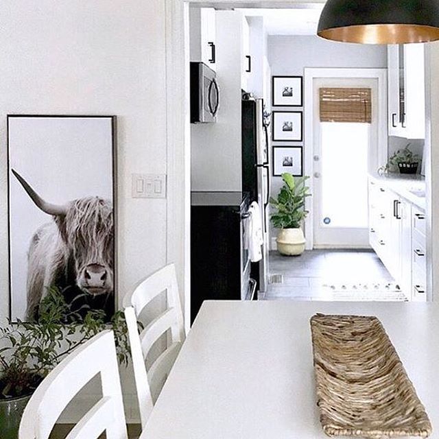 No cabe duda que los accesorios pueden hacer un espacio por completo... y esta foto de nuestra ganadora de #myglobalvibe Alicja, de @my_norfolk_nest es la mejor prueba de ello. ? Miren qué calidez con esa lámpara, los cuadros, las plantas... ¡cómo me encanta!!!! ??.Estoy súper contenta de compartirles la ganadora de #myglobalvibe esta semana, Alicja de @my_norfolk_nest!!!! Y es que, desde que la descubrí, gracias al hashtag, me enamoré de su casa y su estilo. ¡Me parece tan bonita!!!! ??.Apúntense a usar #myglobalvibe y así ayudarnos a descubrir más casas bonitas!!!! La idea es que todos compartamos nuestros espacios, y así darnos a conocer entre todos! Es muy fácil!!!!.1. Etiqueta tus fotos con #myglobalvibe.2. Sigue todas nuestras cuentas::@katechipinski ??@lauraloptru ??@casahaus ??@42_designs ??@erica_zuccala ??@felicity_place ??@the_bully_side_of_life ??Y nuestra ganadora esta semana: @my_norfolk_nest ??.Gracias a nuestra ganadora de la semana pasada @maggiemillerinteriors ?? por ayudarnos a elegir!