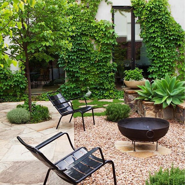 El rincón perfecto para disfrutar del fin de semana ?? ¡Feliz sábado a todos!!! P. D. Hermoso jardín diseñado por @kateseddon_landscapedesign ??.The perfect spot to enjoy the weekend ?? So in love with this garden by @kateseddon_landscapedesign. Happy Saturday!!! .#dreamgarden #gardendesign #landscapedesign