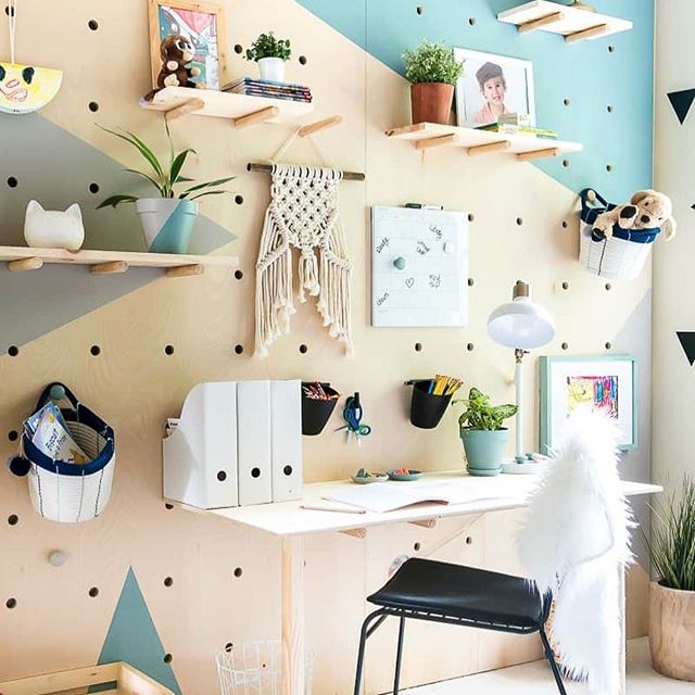Preciosa idea para una oficina en casa!!! ?? Alegre y funcional, me encanta la pared del tablero perforado XL, que además es un proyecto #diy!!! Hermoso proyecto de @place_ofmy_taste ??? ¡Feliz inicio de semana!!!.Soooo in love with this happy office by @place_ofmy_taste ?? The XL DIY pegboard wall is genius!!! Happy Monday, peeps!!!.#happymonday #homeoffice #diseñodeinteriores