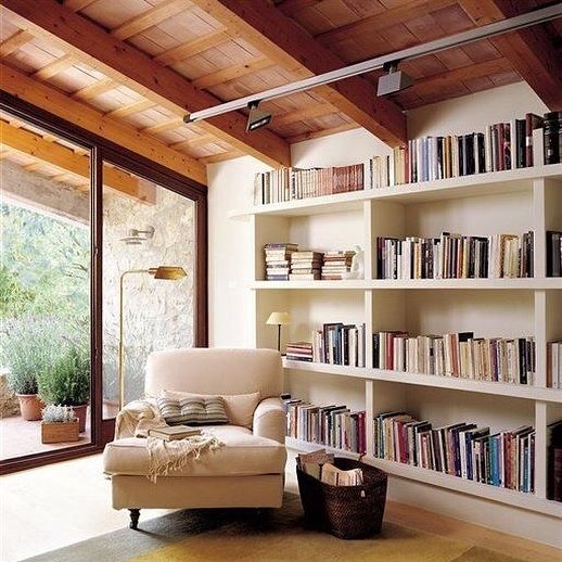 Los días lluviositos siempre me dan ganas de acurrucarme a leer o ver la tele... ¿a ustedes no? ? Y un rinconcito como este, de @el_mueble no me caería nada mal!!!!! Por cierto, qué libros me recomiendan?⁠