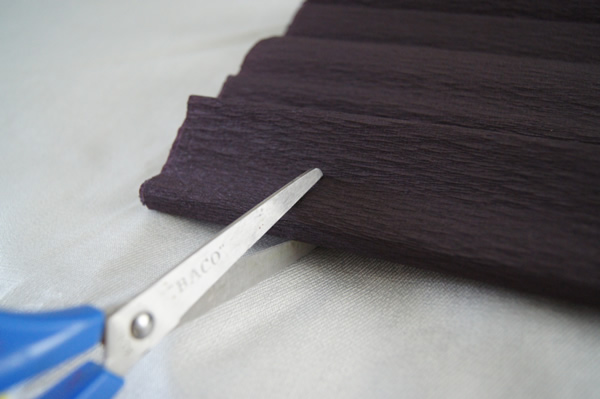 Cut the crepe paper / Corta el papel / Casa Haus