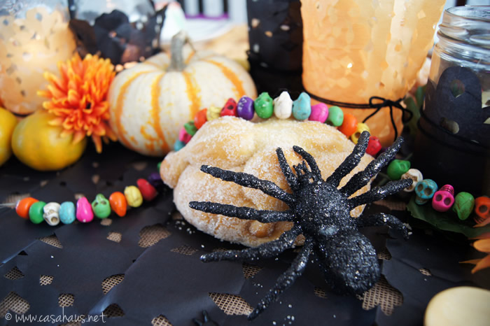 A beautiful Halloween & Day of the Dead tablescape / Una hermosa mesa para Halloween y Día de Muertos - Casa Haus Deco