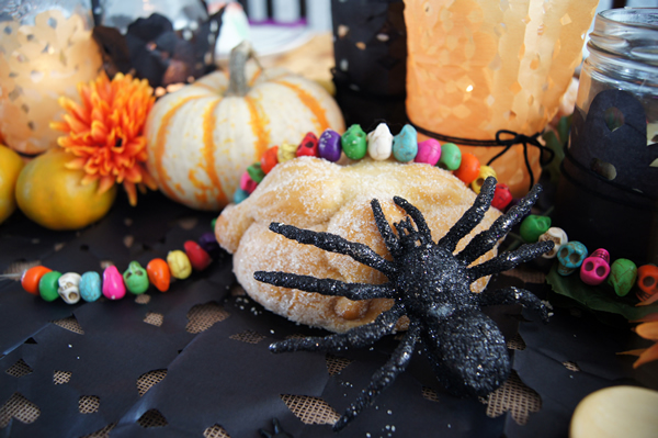 arañas sobre mesa de halloween y día de muertos
