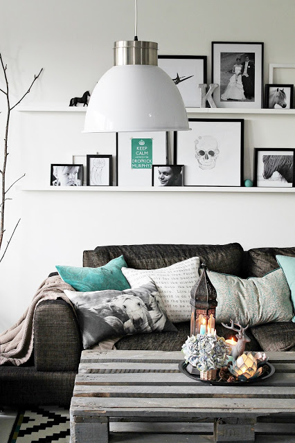 CDATA[
<p style=”text-align: center;”>![Sala menta y gris / Casa Haus