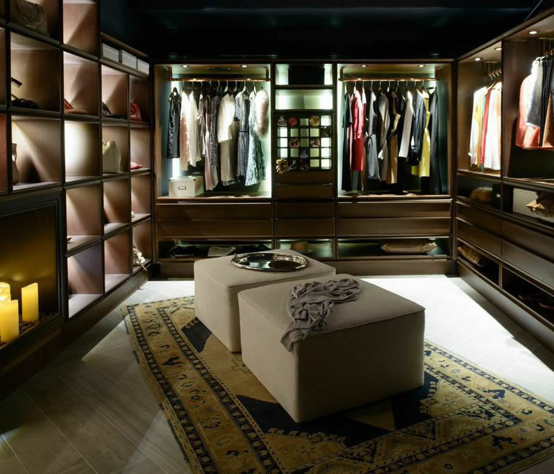 Dreamy walk-in closet / Hermoso vestidor por Cristián Preece y Paula Undurraga // Casa Haus