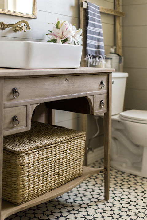 Gorgeous bathroom makeover // Antes y después: hermoso baño rústico con toque marroquí // casahaus.net